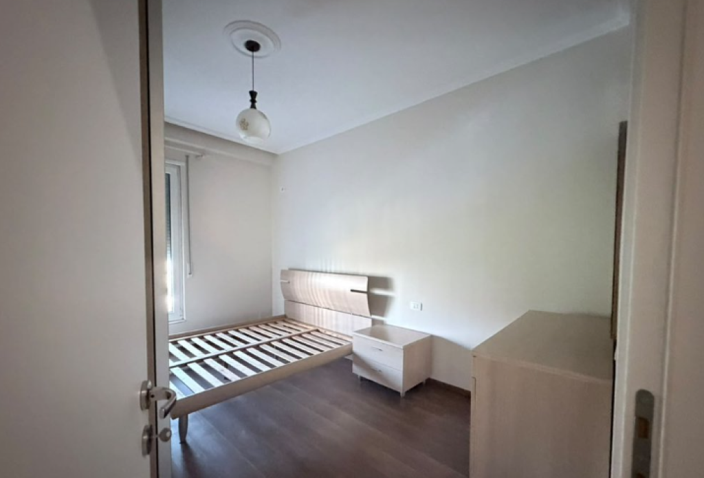Apartament 2+1 Me Qira në Komunën e Parisit, Tiranë !