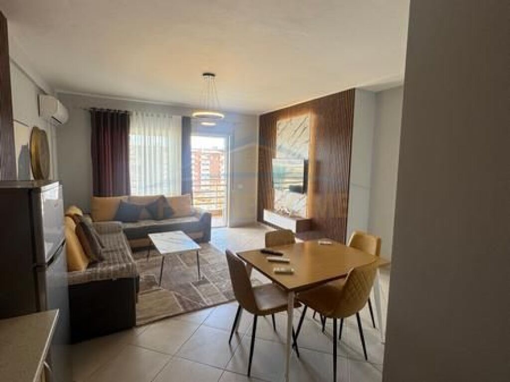 Shitet, Apartament 1+1, Rruga 5 Maji, Tirane.