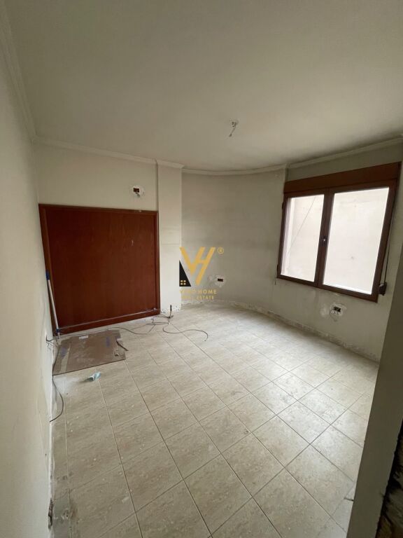 UFFICIO 122 M2 IN AFFITTO A BLLOKU 230.000 LEKE