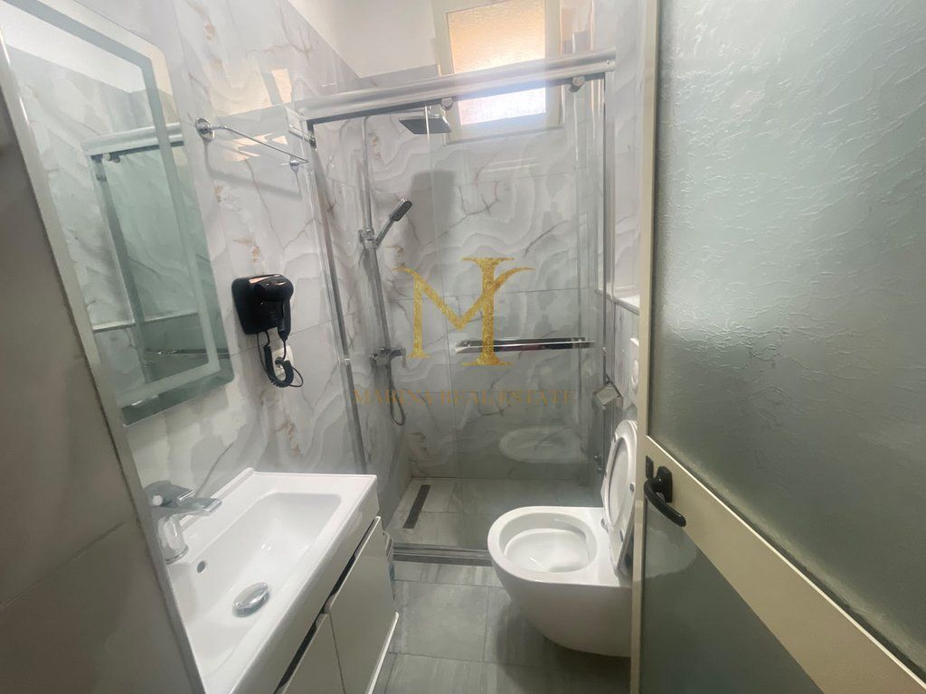 Jepet me qira garsoniere në zonën e Stacionit të Dytë, Plazh Durrës.