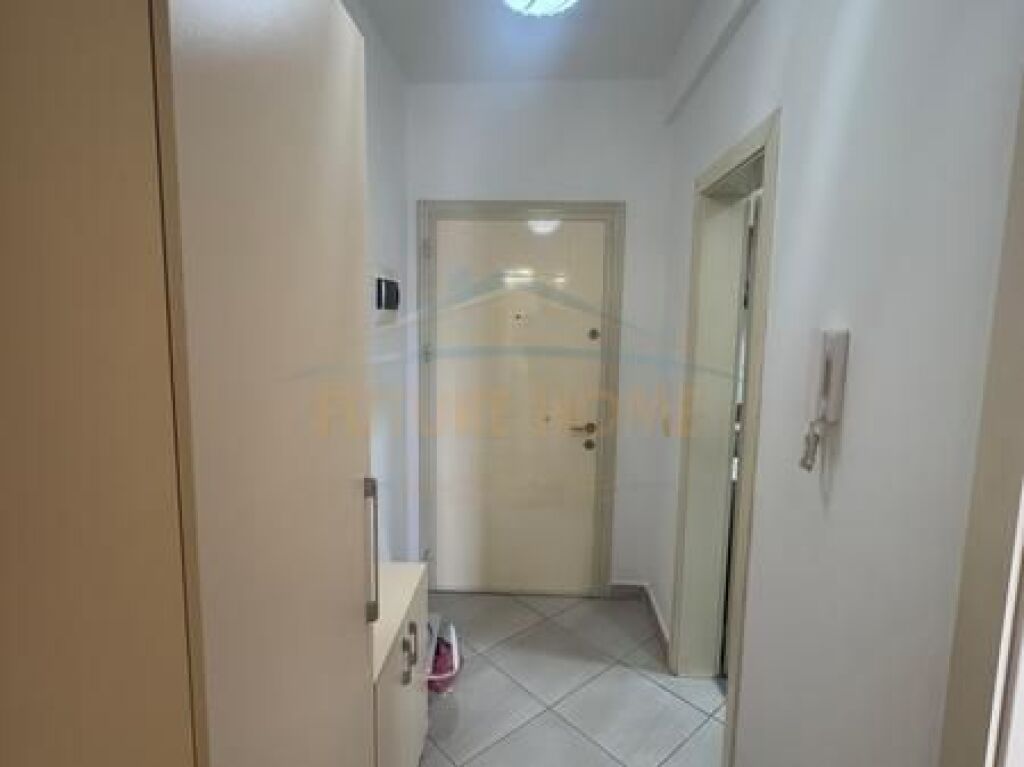 Shitet, Apartament 1+1, Rruga 5 Maji, Tirane.