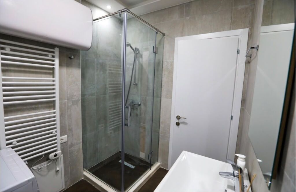 🏡 APARTAMENT MODERN 2+1+2 ME QIRA – QENDËR