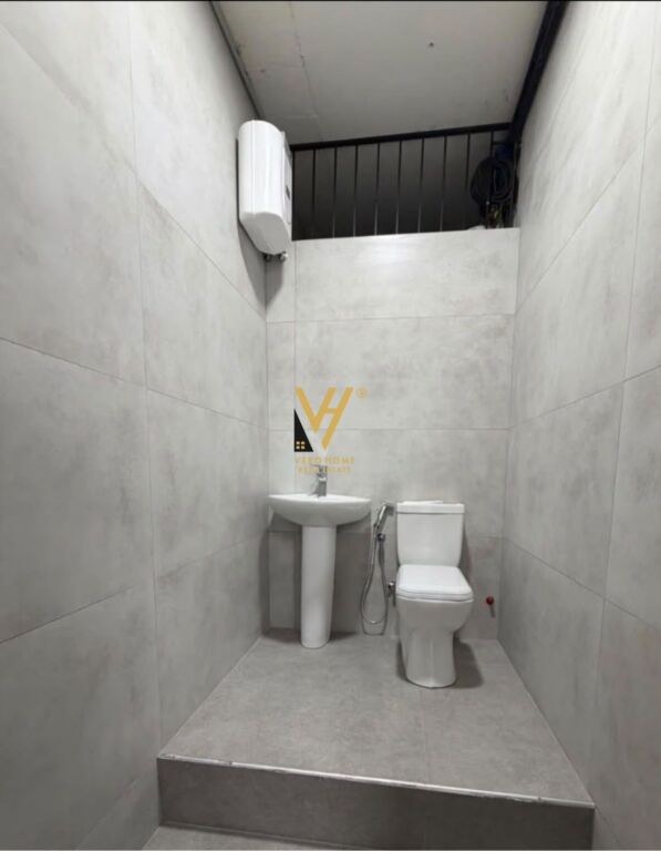 JEPET MAGAZINE 140 M2 ME QIRA TEK ISH-FUSHA E AVIACIONIT 90.000 LEKE
