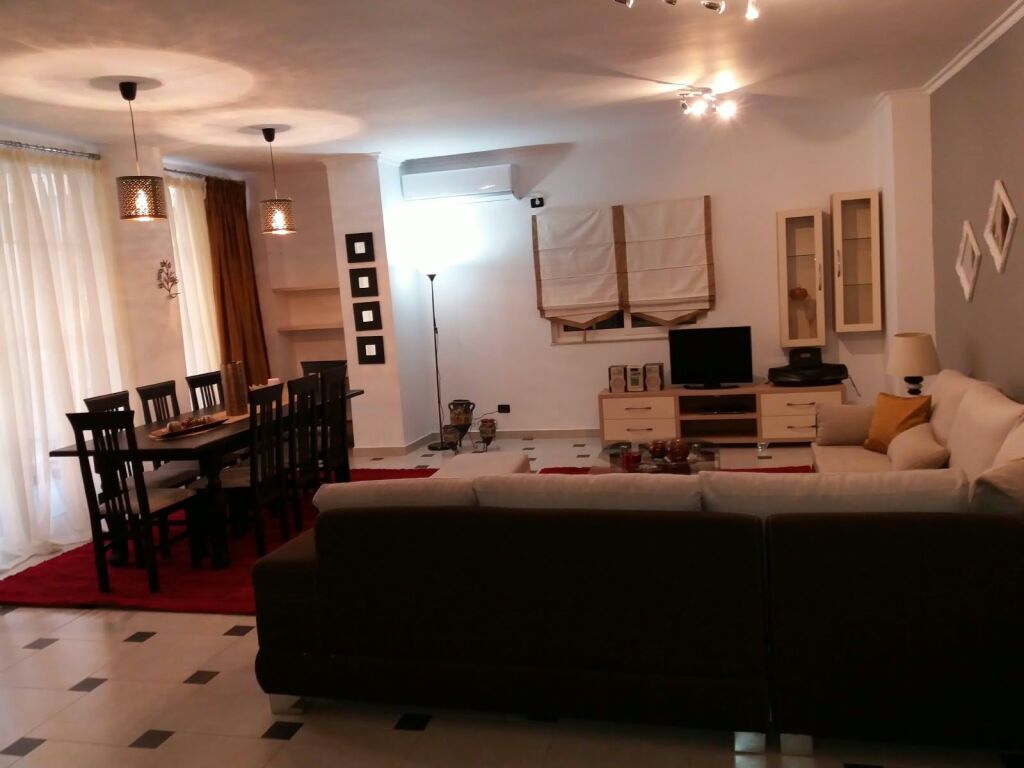 Jepet apartament 3+1 me qira tek Komuna e Parisit , prane Kristal Center , Kodra e Diellit .