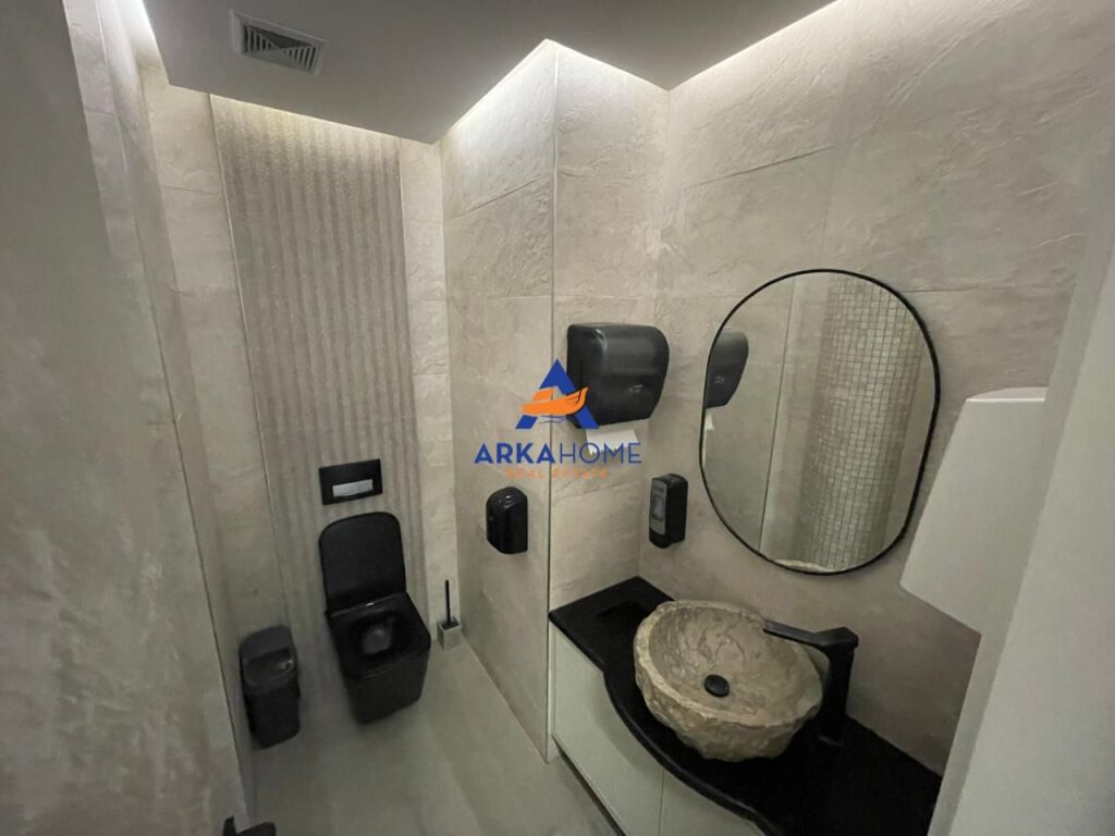 VENDESI COMMERCIALE IN VENDITA+VERANDA 260 M2 "VIA NDRE MJEDA, EX PARCO DEGLI AUTOBUS" 800.000 EURO