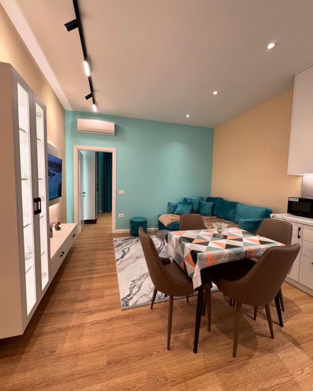 Apartament modern me dy dhoma gjumi për qira Lungomare Vlora