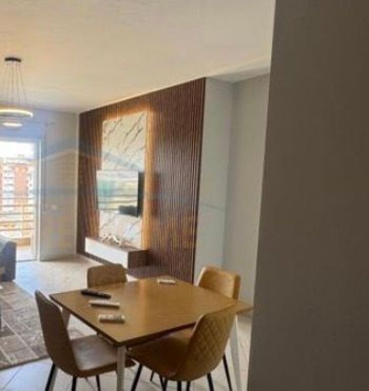 Shitet, Apartament 1+1, Rruga 5 Maji, Tirane.