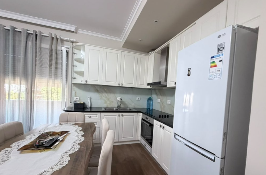 Apartament 2+1 Me Qira në Komunën e Parisit, Tiranë !