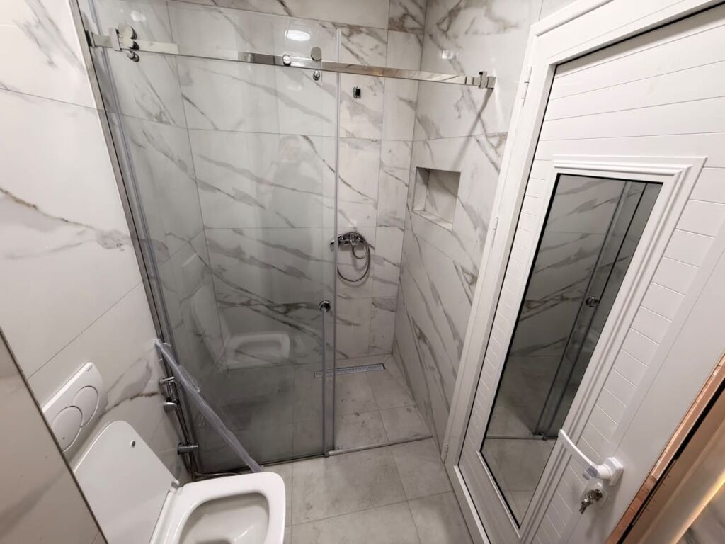 📣 AFFITTO Appartamento 2+1 Con 2 Bagni E Balcone 📍 Vicino al Nuovo Viale ✨  🏢 Nuova Costruzione 🪜 7° Piano (Con Ascensore) 🛋️ Parzialmente Arredato  💶 Prezzo 60.000 Leke/Mese