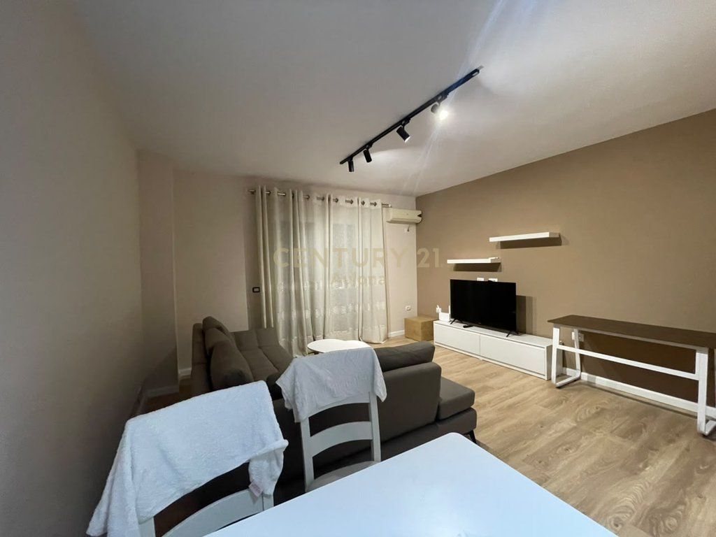 APARTAMENT 1+1 PRANE KRISTAL CENTRE PER QIRA, TIRANE!!!