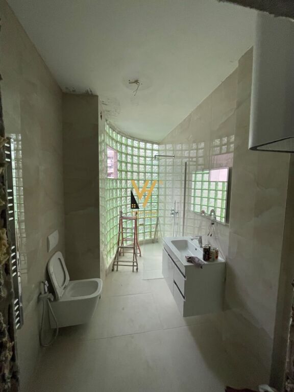 UFFICIO 122 M2 IN AFFITTO A BLLOKU 230.000 LEKE
