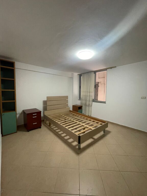 🏢Pak minuta larg Shkolles se Kuqe,jepet me qera apartament 2+1+2,i mobiluar.60,000Leke    
