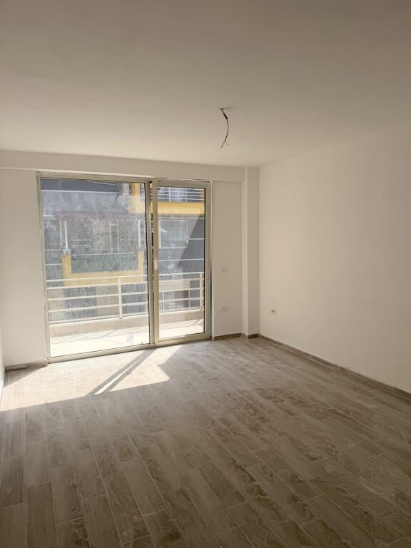 Shitet apartament 1+1+post ne Shkoze