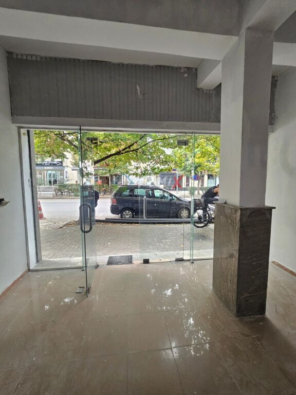 🏢 JEPET ME QIRA AMBIENT BIZNESI – RR. MUJO ULQINAKU, DURRËS