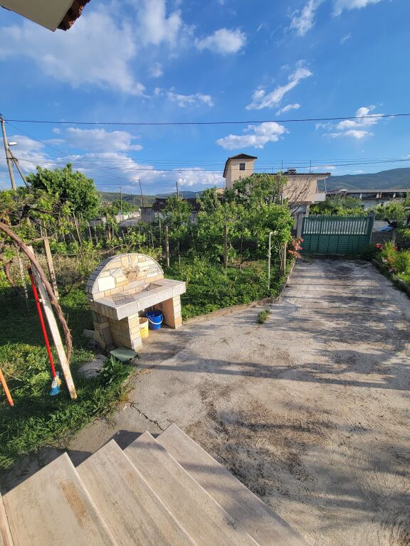Berat Shitet shtepi private + Truall