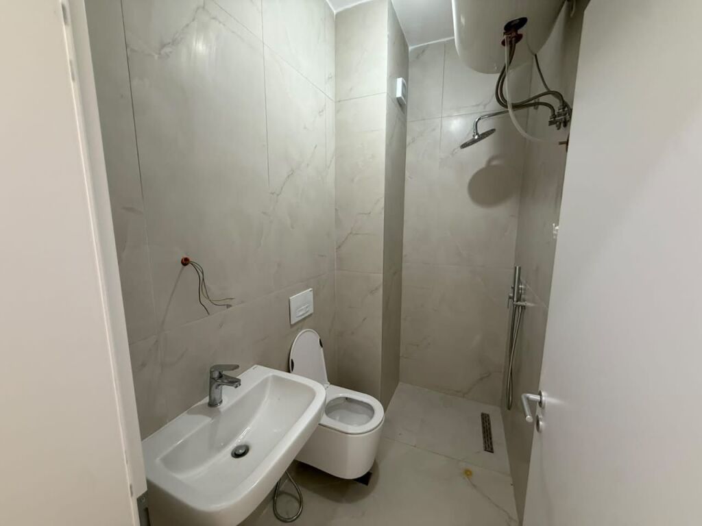 🏡 APPARTAMENTO 1+1 IN AFFITTO  📍 Indirizzo: Ali Demi, Complesso Kadiu💰 Prezzo: 300 mila lek/mese