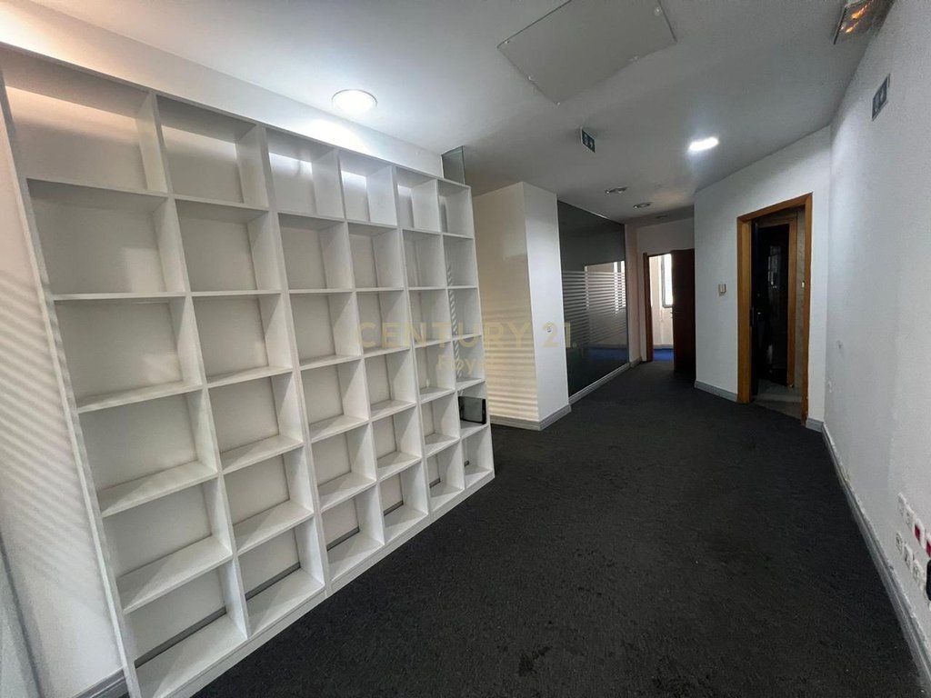 JEPET ME QIRA AMBIENT KOMERCIAL – ZOGU I ZI, TIRANË
