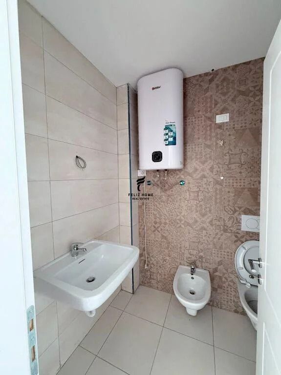 OFFICE FOR RENT 125 M2 LAKE VIEW 165,000 LEKE  FH-96556