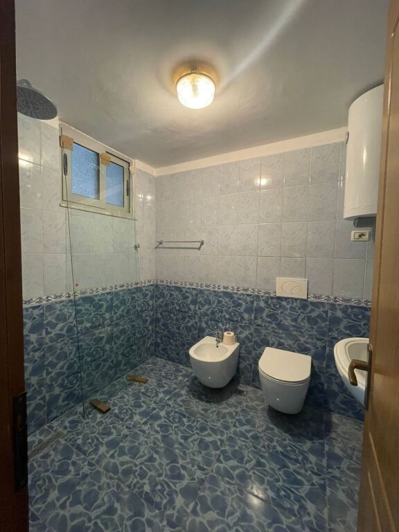 🏢Pak minuta larg Shkolles se Kuqe,jepet me qera apartament 2+1+2,i mobiluar.60,000Leke    
