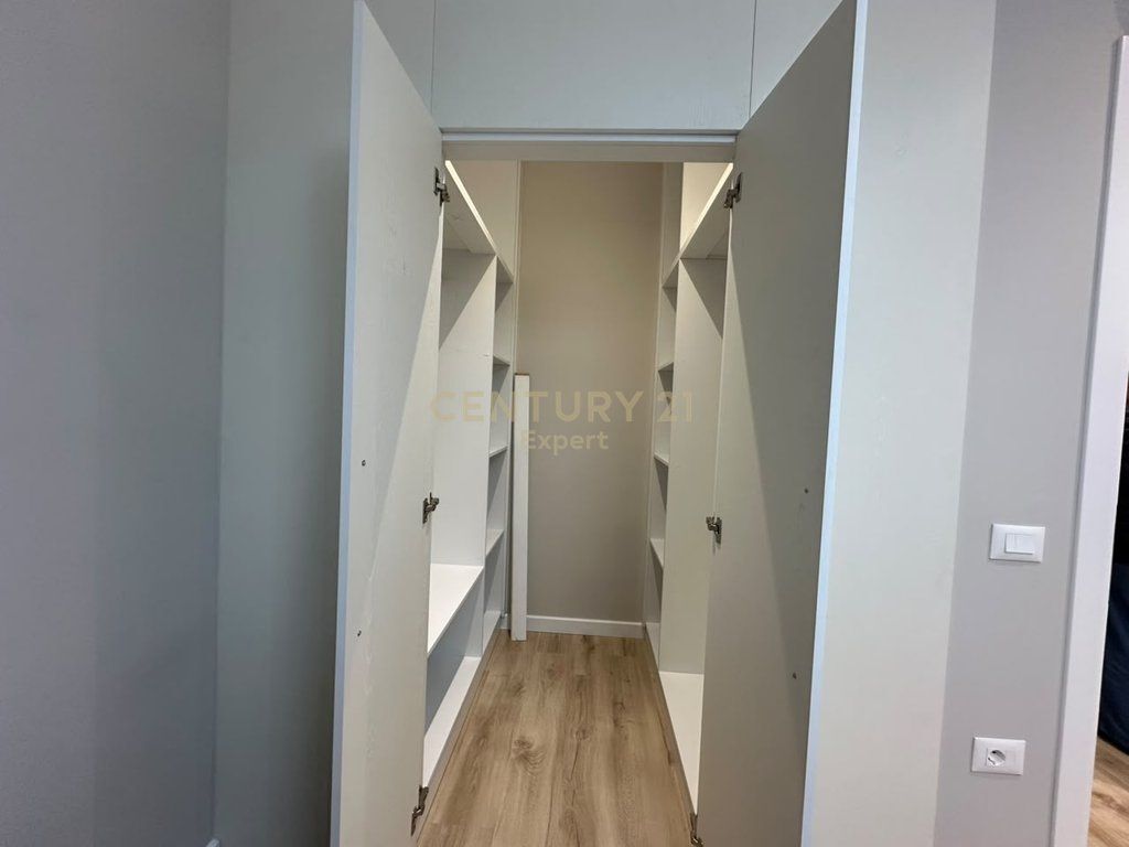 APPARTAMENTO 2+1+POSTO AUTO IN AFFITTO PRESSO L'EX CAMPO DI AVIAZIONE /Mese 80.000 Lek /Mese