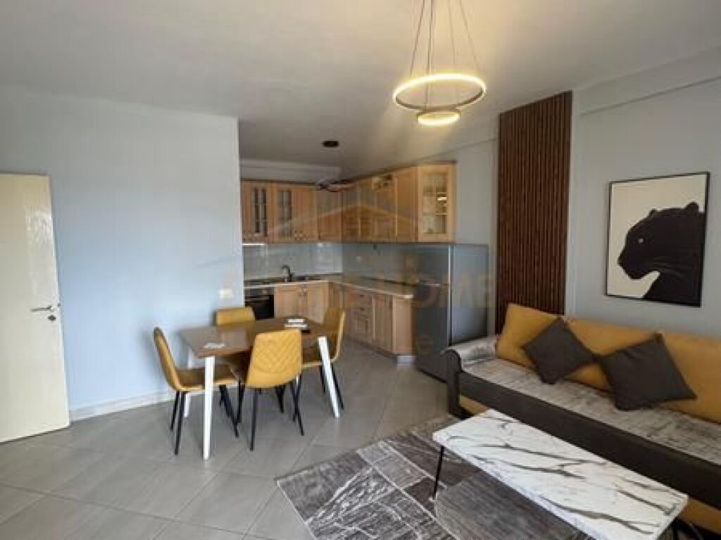 Shitet, Apartament 1+1, Rruga 5 Maji, Tirane.