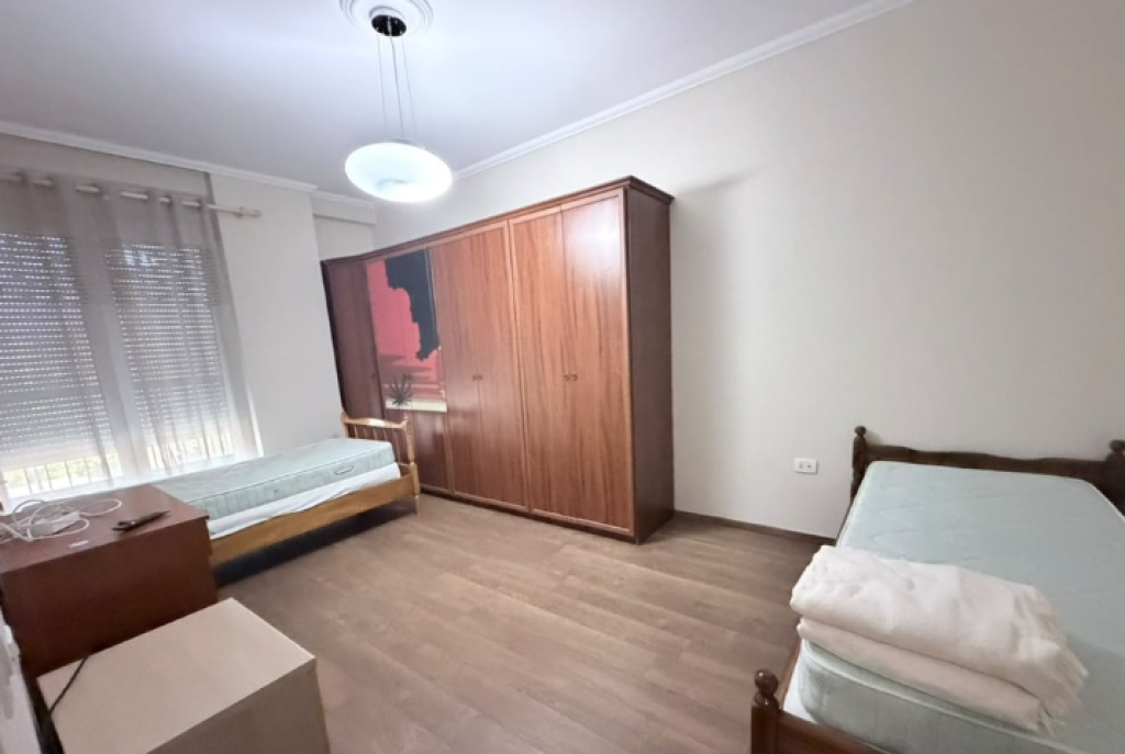 Apartament 2+1 Me Qira në Komunën e Parisit, Tiranë !