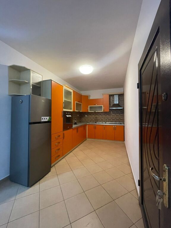 🏢Pak minuta larg Shkolles se Kuqe,jepet me qera apartament 2+1+2,i mobiluar.60,000Leke    