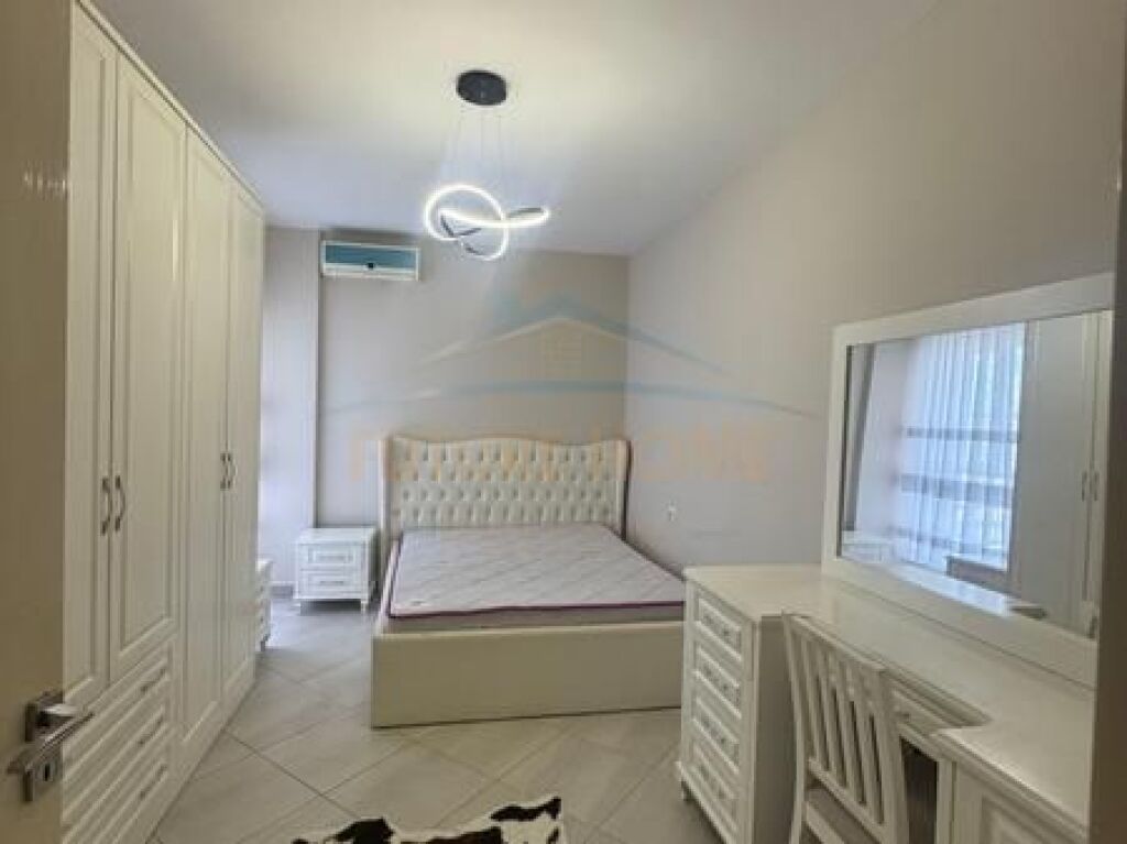 Shitet, Apartament 1+1, Rruga 5 Maji, Tirane.