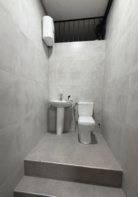 MAGAZINE ME QERA 140 M2 FUSHA E AVIACIONIT 90.000 LEKE FH-96694