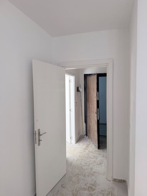 Shitet apartament 1+1+post ne Shkoze