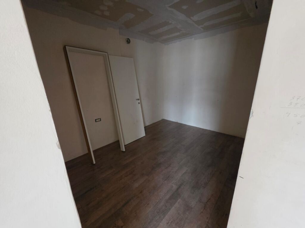 Shitet apartament 1+1 78 m2 kati 9 pallati 2026 po futen njerzit brenda tani, me 2 ashensor dhe me ballkon.Adresa rruga Qemal Stafa siper shkolles kuqe.Cmimi 165.000 euro.