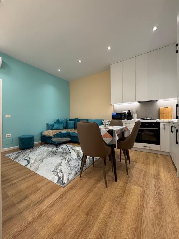 Apartament modern me dy dhoma gjumi për qira Lungomare Vlora