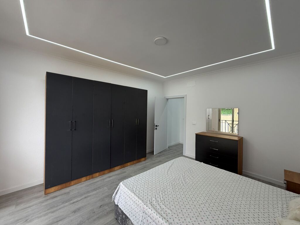 Shitet Apartament 2+1+2 ballkone ne Plazh Iliria