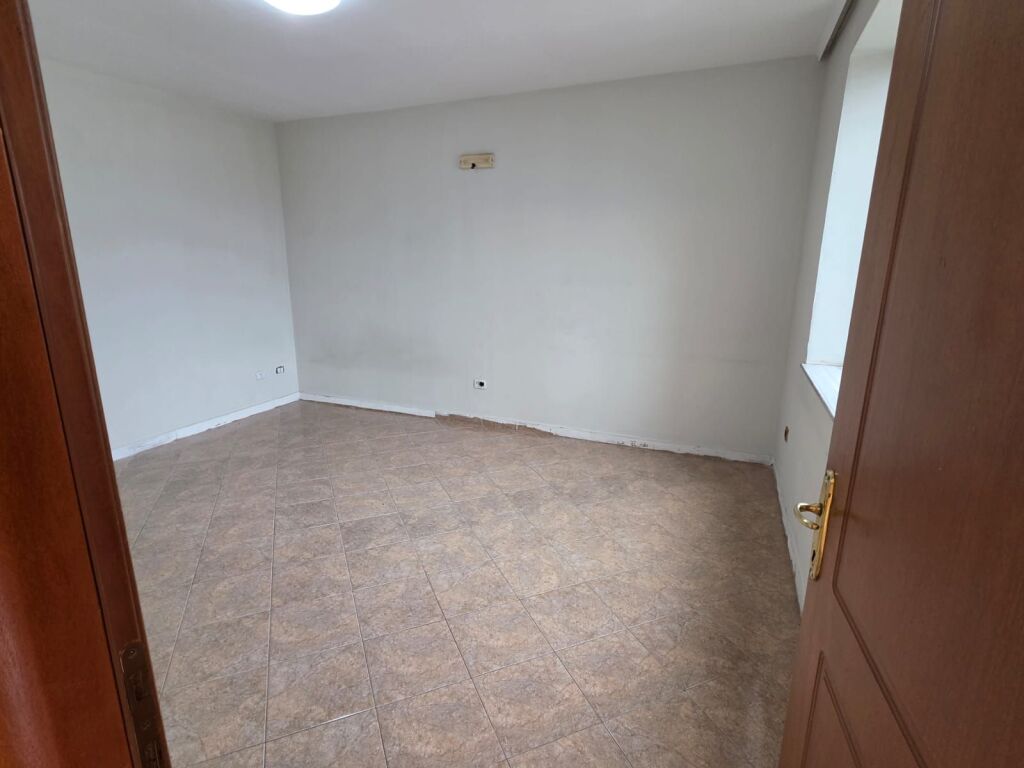 Shitet apartament  2+1 bosh kati 7 pallat i ri me 2 ashensor 85 m2.Adresa 21 dhjetori.Cmimi 235.000 euro