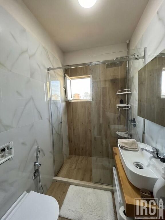Shitet apartament 2+1 te ish fusha e Aviacionit.