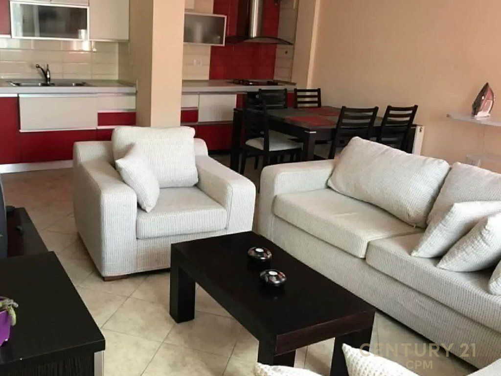 Jepet me qira apartament modern dhe komod, i pozicionuar në katin e 7-të të kompleksit Kika 1, e pajisur me 2 ashensorë.  Apartamenti ofron një organizim funksional dhe hapësira të bollshme, duke u përbërë nga:  Sallon i madh dhe i ndriçuar, i kombinuar me kuzhinën në një ambient open space, me dalje direkte në ballkon; Korridor shpërndarës që garanton privatësi dhe ndarje optimale të ambienteve; Dhomë gjumi komode me dalje në një ballkon të dytë, duke ofruar qetësi dhe ajrim natyral; Tualet i bollshëm me ajrosje natyrale.  Pozicionimi në kat të lartë siguron ndriçim maksimal, pamje të hapur dhe një atmosferë të qetë, ndërsa godina me 2 ashensorë ofron komoditet maksimal në përditshmëri. Cmimi eshte ne lek  Një zgjedhje ideale për ata që kërkojnë një apartament praktik, elegant dhe të pozicionuar mirë për një jetesë komode.