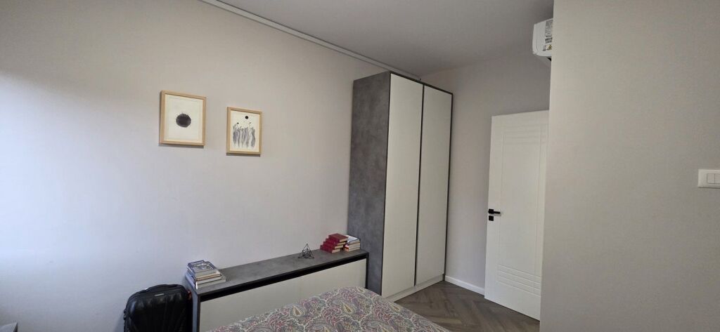 Apartament 2+1 i sapo rinovuar në ish-Bllok, përballë Sky Tower