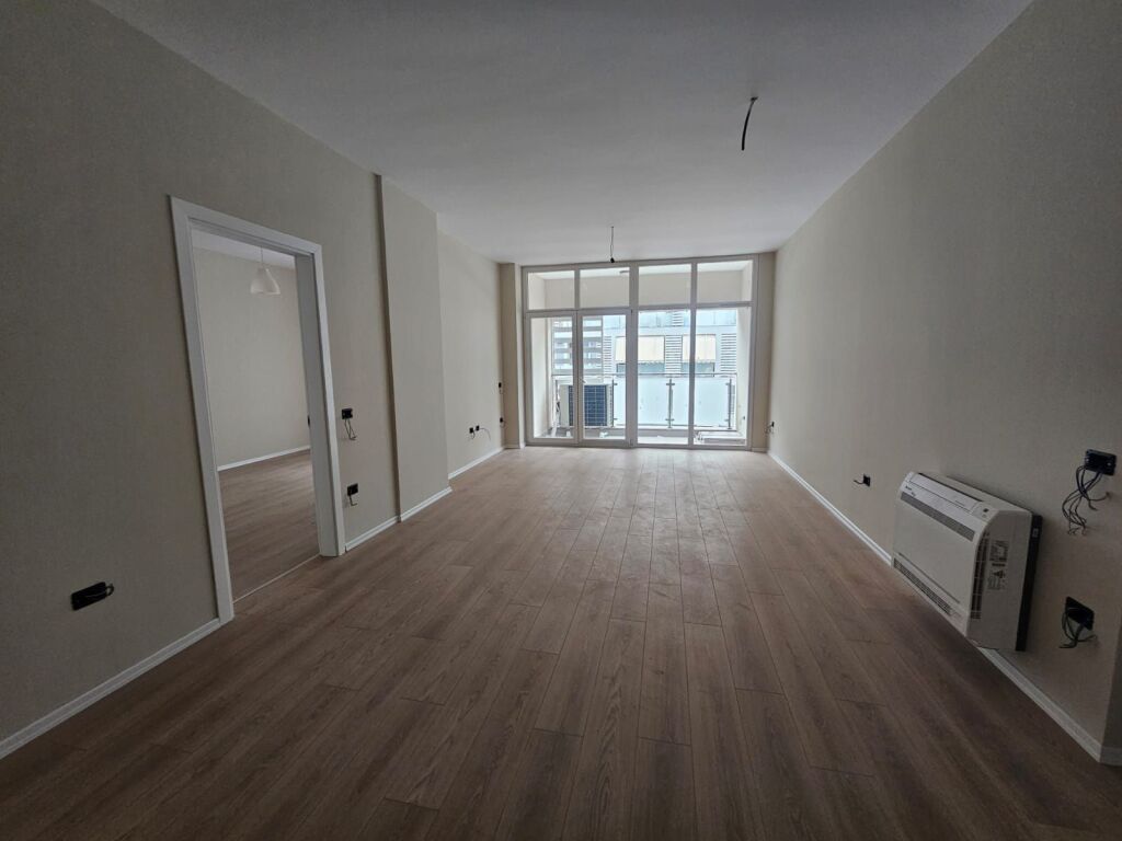 Jepet ambient per zyra tek Kompleksi Kika 3 , Komuna e Parisit .