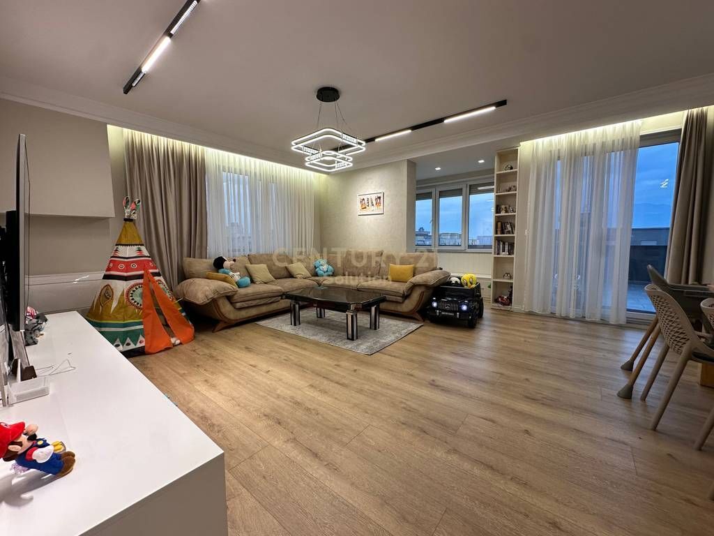 APARTAMENT 3+1+2+ VERANDE PER SHITJE PRANE VILES L !