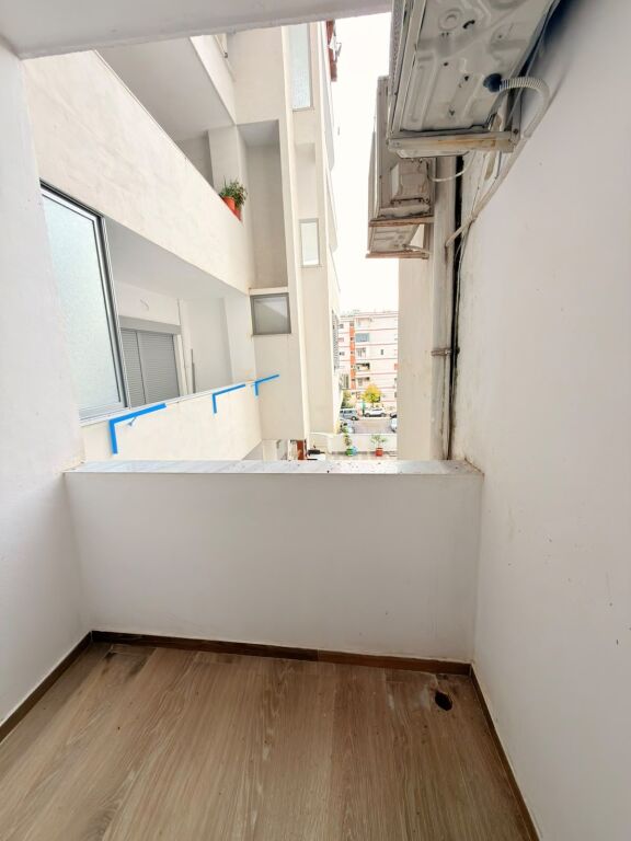 JEPET ME QERA APARTAMENT 2+1 PRANE STACIONIT TE TRENIT, DURRES