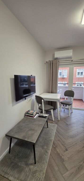 Apartament 2+1 i sapo rinovuar në ish-Bllok, përballë Sky Tower