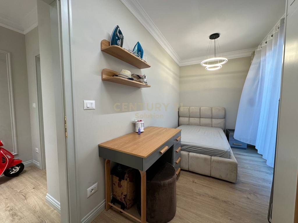 APARTAMENT 3+1+2+ VERANDE PER SHITJE PRANE VILES L !