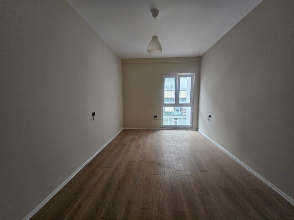 Ambjent per zyra tek Kika Komuna e Parisit !