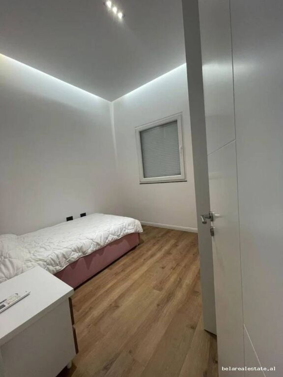 Apartament me qera 2+1 tek Komuna e Parisit (ID B220624) Tirane