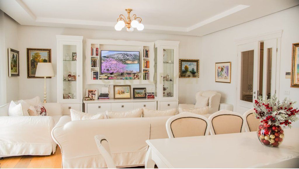 OKAZION! Shitet apartament 4+1+3 tualete dhe 2 poste parkimi- LIQENI ARTIFICIAL