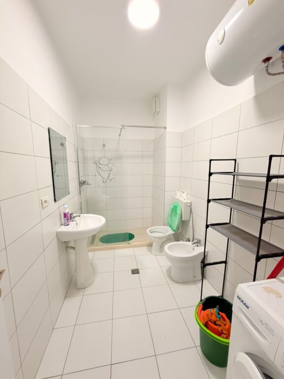JEPET ME QERA APARTAMENT 2+1 PRANE STACIONIT TE TRENIT, DURRES