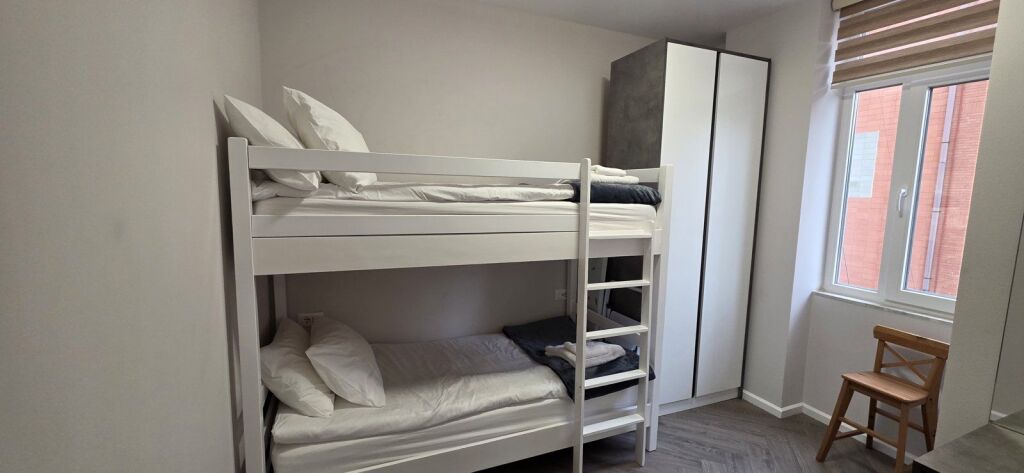 Apartament 2+1 i sapo rinovuar në ish-Bllok, përballë Sky Tower