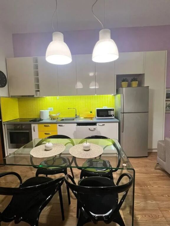 JEPET ME QIRA APARTAMENT 2+1 PRANE KOMUNES SE PARISIT