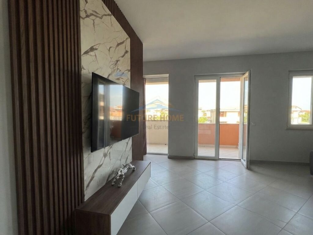 Shitet, Apartament 1+1, Rruga 5 Maji, Tirane.