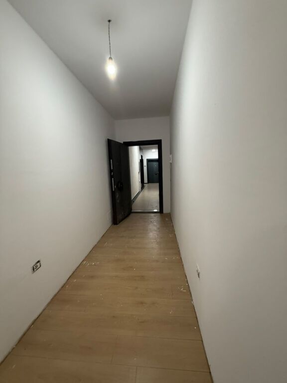 Si offre spazio per ufficio in affitto presso il Complesso Ndregjoni, Nuovo Viale, Via Jordan Misja.